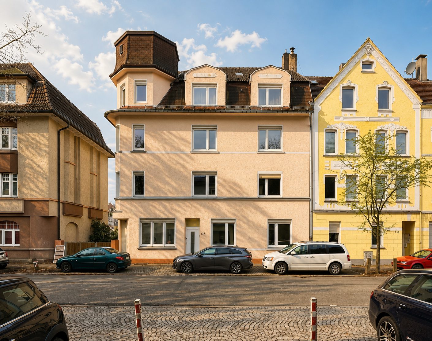 Altbau-Mehrfamilienhaus mit Erker und Turm