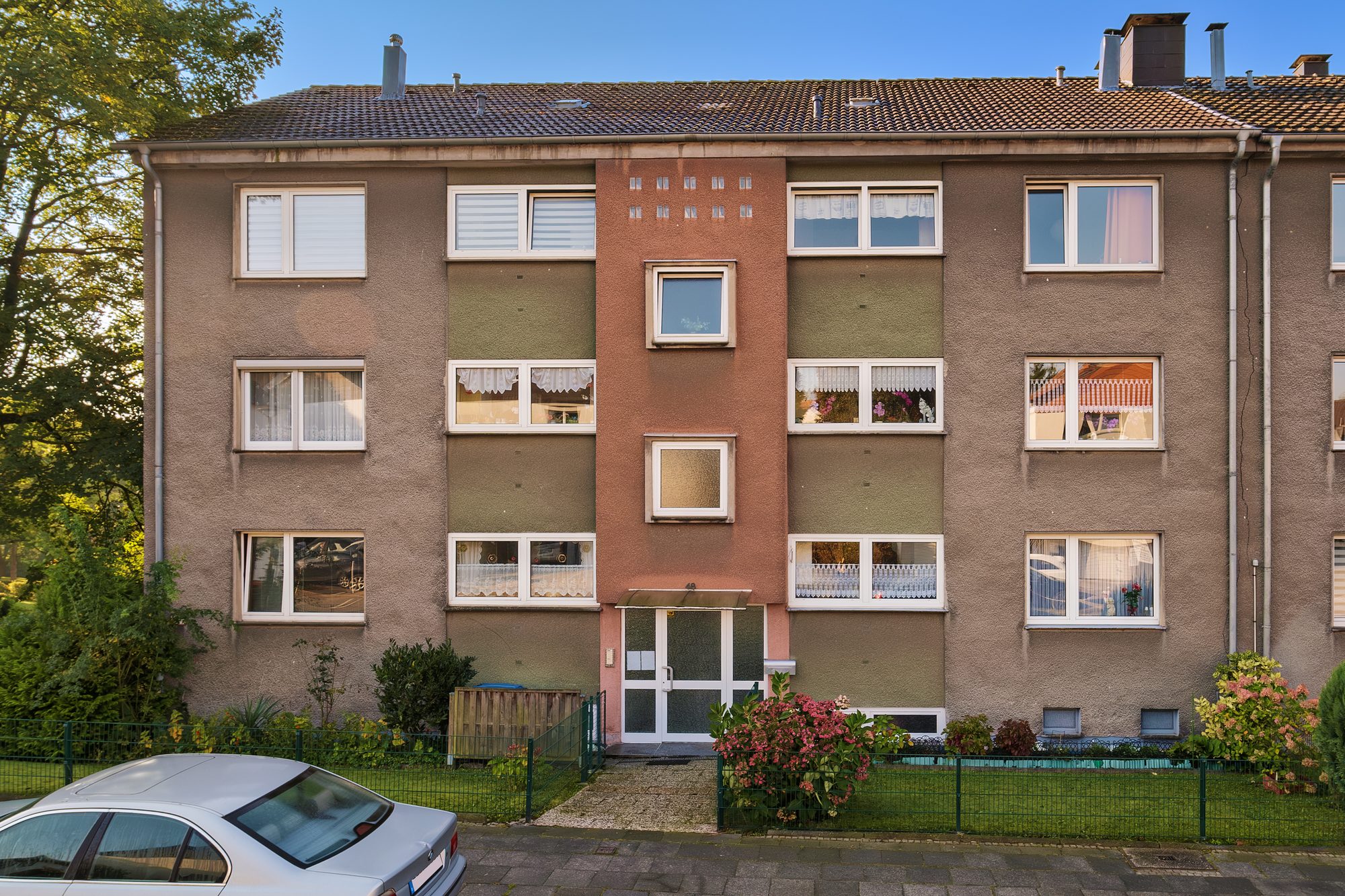 Dreigeschossiges Mehrfamilienhaus mit mittigem Treppenhausvorbau