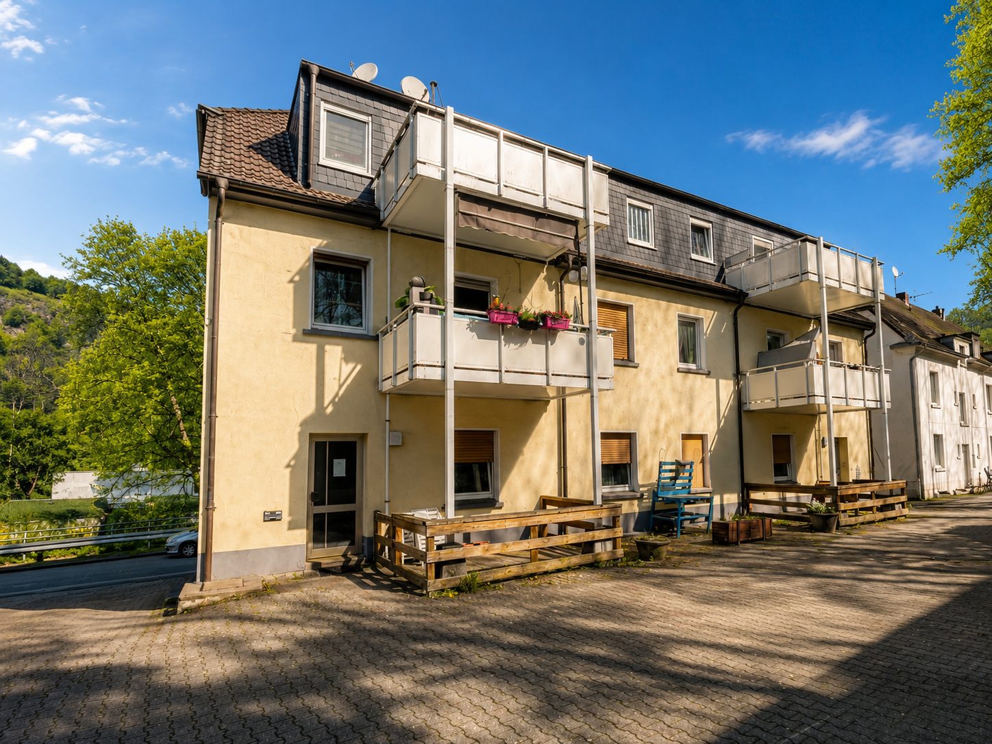 Gelb verputztes Mehrfamilienhaus mit Balkonen