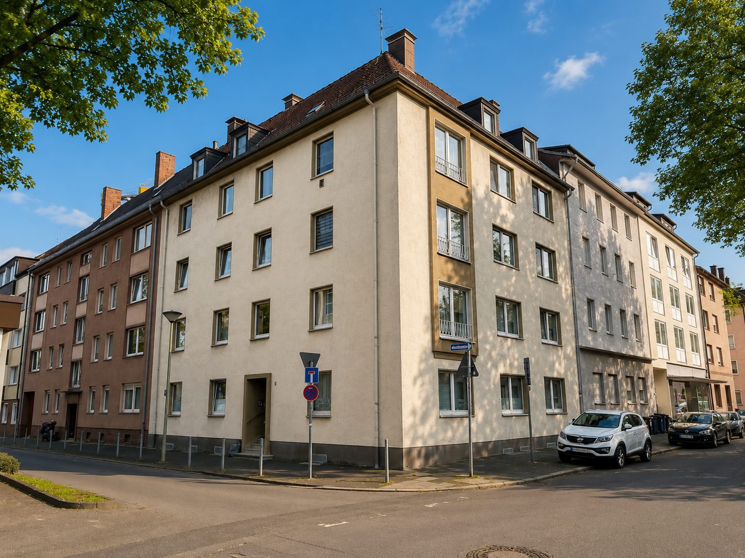 Verputztes Gründerzeit-Eckhaus mit Mansarddach und Dachgauben