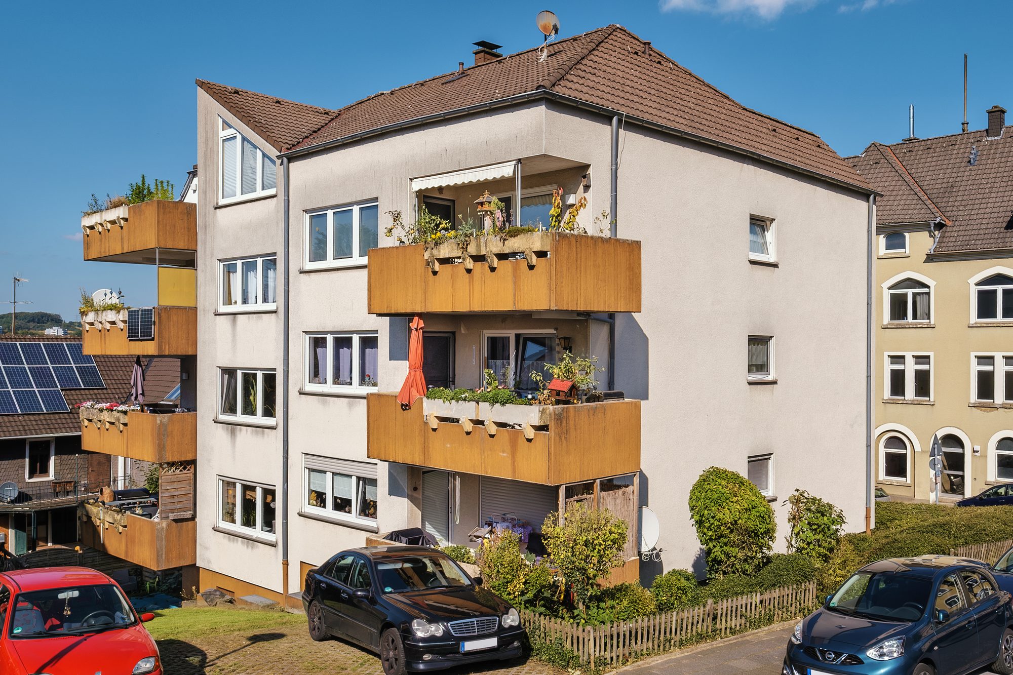 Wohnanlage mit markanten Holzbalkonen in Hanglage