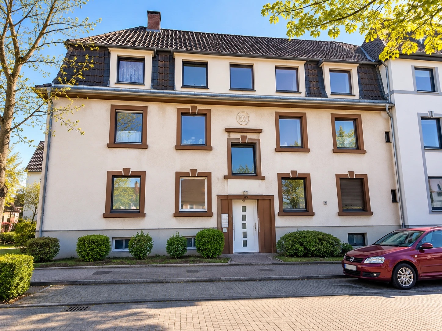 Mehrfamilienhaus im Altbaustil mit profilierten Fensterrahmen
